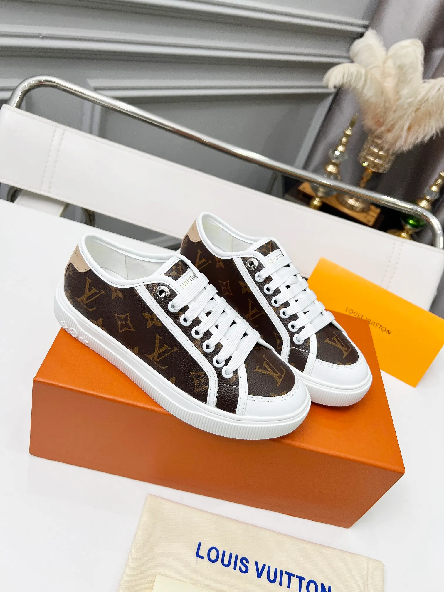 👟👟Ex-factory price 440👟👟 New arrival🆕 The hottest early spring model is coming. LV Lagoon sneakers are made of Monogram denim, injecting a retro flavor into the classic design. Leather trimmings pop out with the Louis Vuitton logo, while stenciled eyelets, trim and laces add to the refined details, and a rubber outsole embellished with Monogram flowers completes the look. Code number: 35~41, multiple colors available! Oil edges + TPU outsole + drawer box packaging